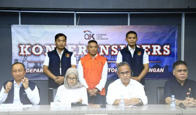 Polri menggelar konferensi pers terkait penangkapan dan pemulangan tersangka penipuan investasi ilegal Adrian Gunadi. [Instagram @divisihumaspolri]